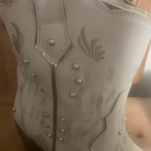 White Cream Pearl Western Booties with Pearl Gold Accents Size 10 WW - Picture 9 of 16